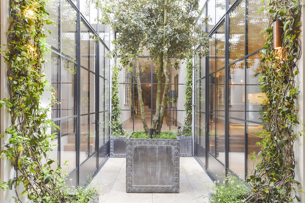 Steel screens with a courtyard view