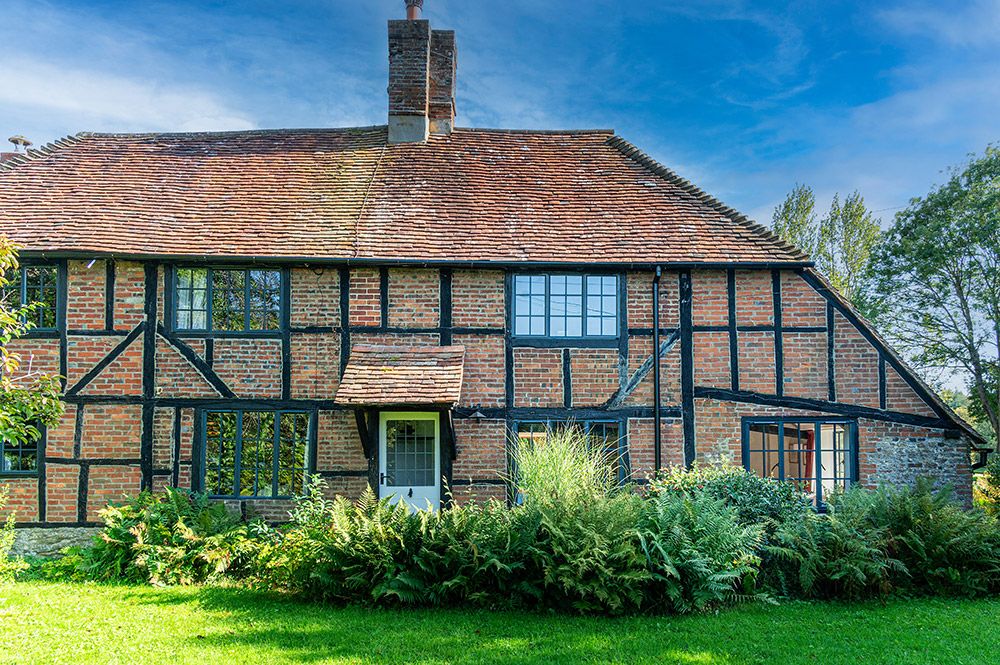 New EB20 steel windows were the right choice to replace the original frames in this Grade II listed home.